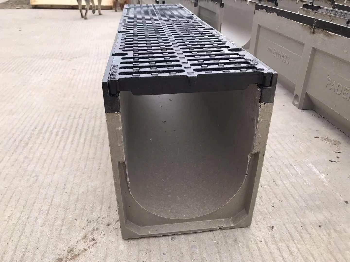 Prefabricated drainage gutter