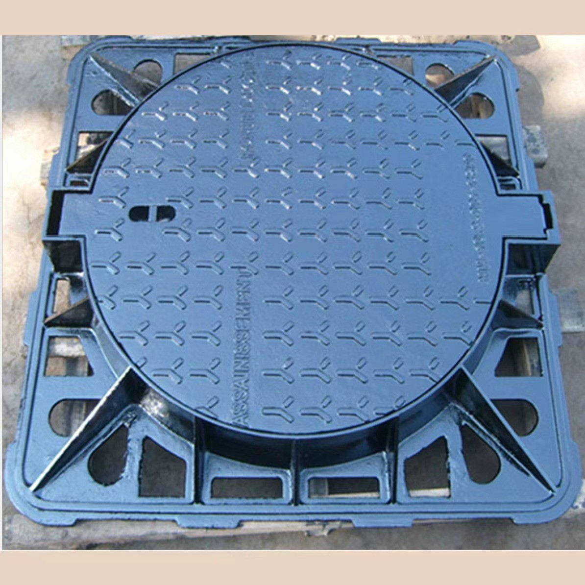 Ductile iron circular manhole cover